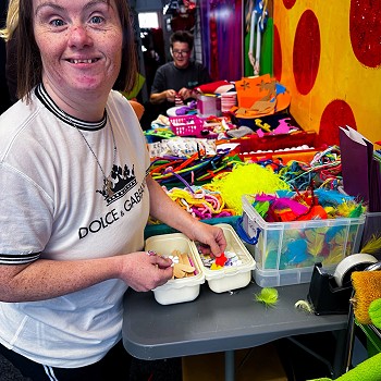 Person yn cymryd rhan yn y gweithdy creu Pyped yn Creadigol Colwyn Creative