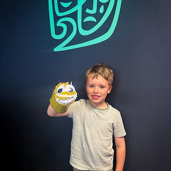 Person yn dangos y pyped gwnaethwyd yn y gweithdy creu Pyped yn Creadigol Colwyn Creative