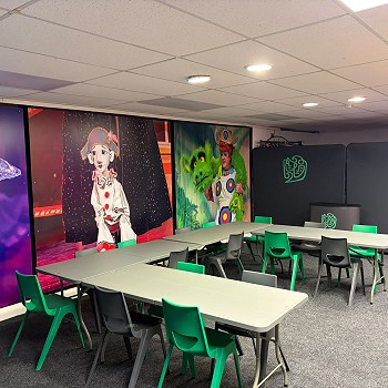 Byrddi wedi gosod ar gyfer y gweithdy creu Pyped yn Creadigol Colwyn Creative