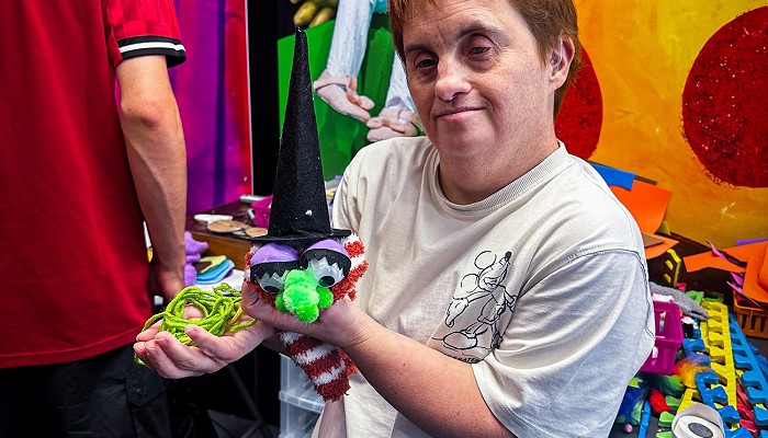 Person yn cymryd rhan yn y gweithdy creu Pyped yn Creadigol Colwyn Creative