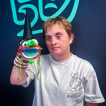 Person yn dangos y pyped gwnaethwyd yn y gweithdy creu Pyped yn Creadigol Colwyn Creative